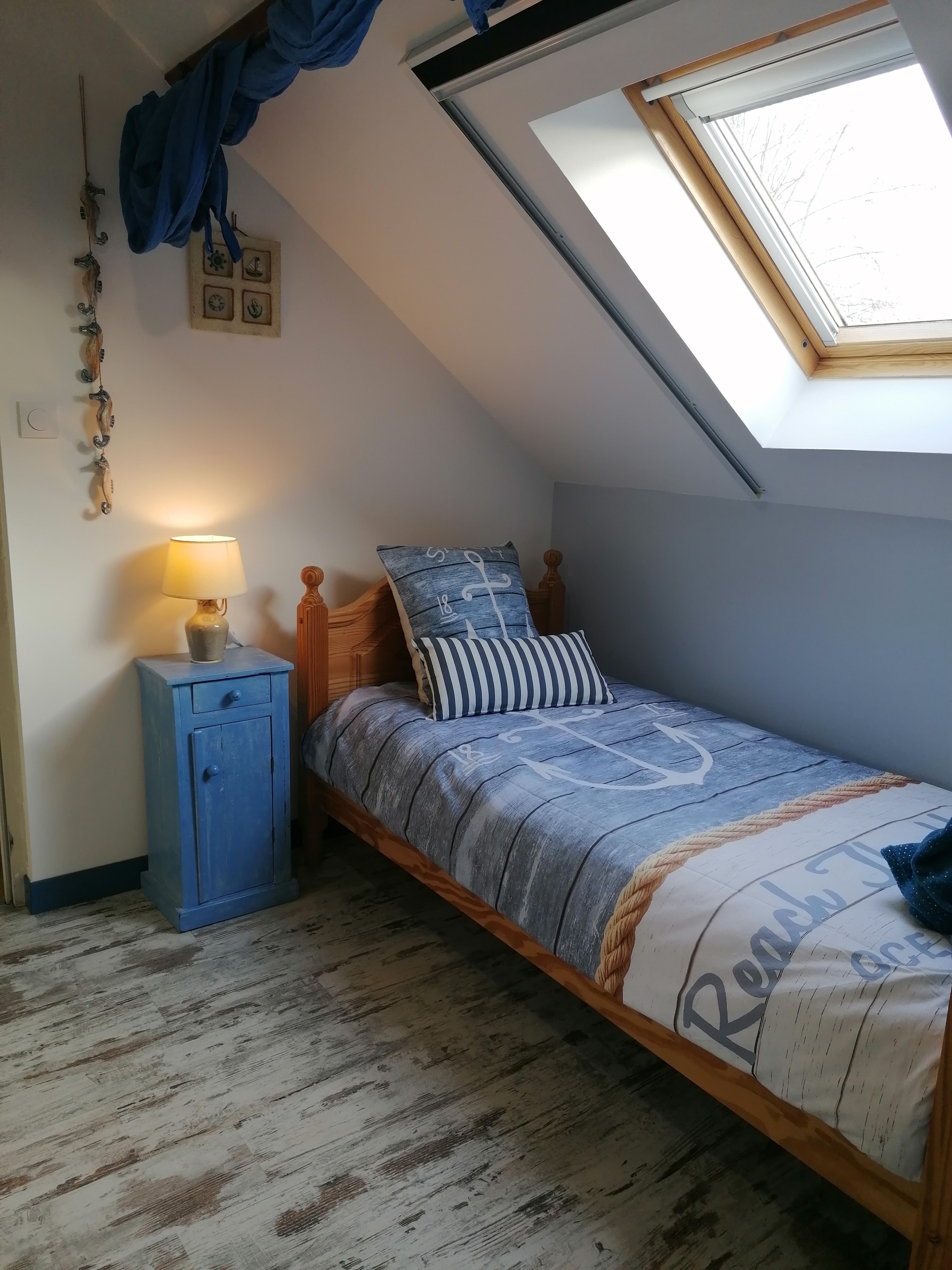 pièce avec lit simple